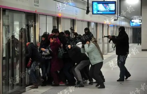 图为:恐怖分子挟持人质