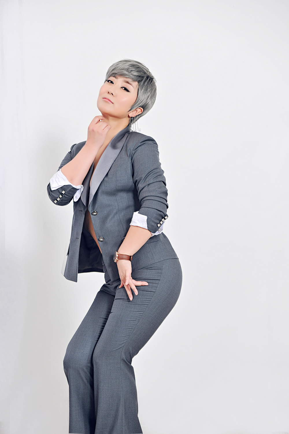 p>格格,原名蒙克其其格,8月1日出生于内蒙古乌兰布统大草原, a