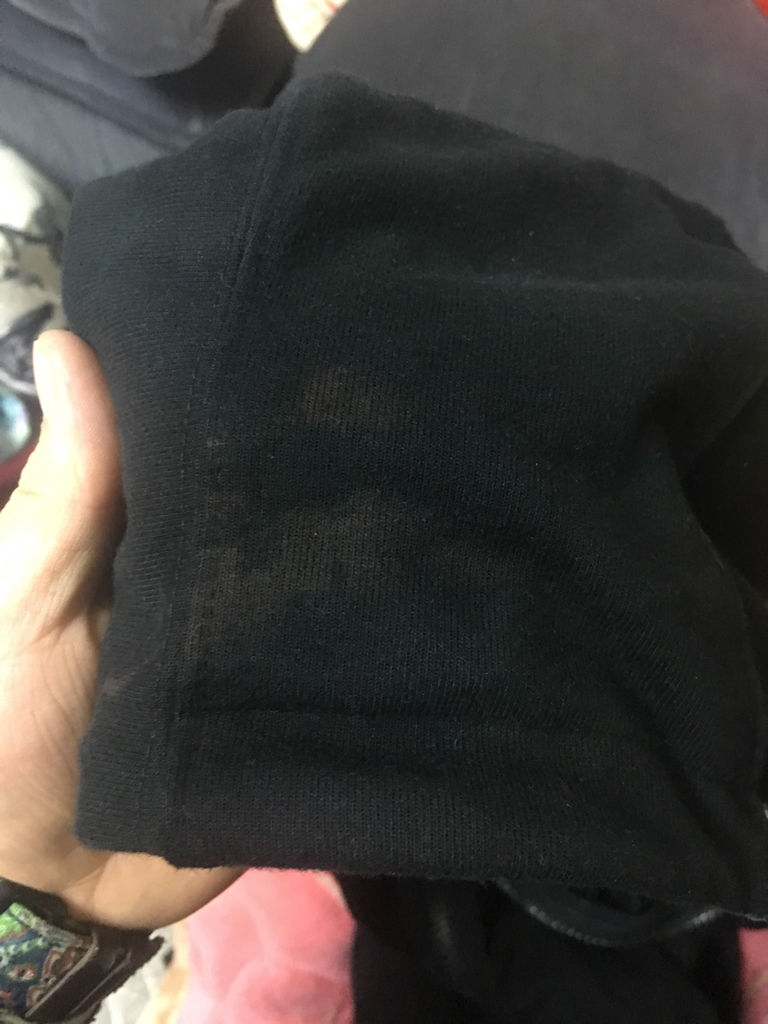 新买的衣服,洗衣服的时候不小心沾到了84消毒液,结果二处掉色变红了