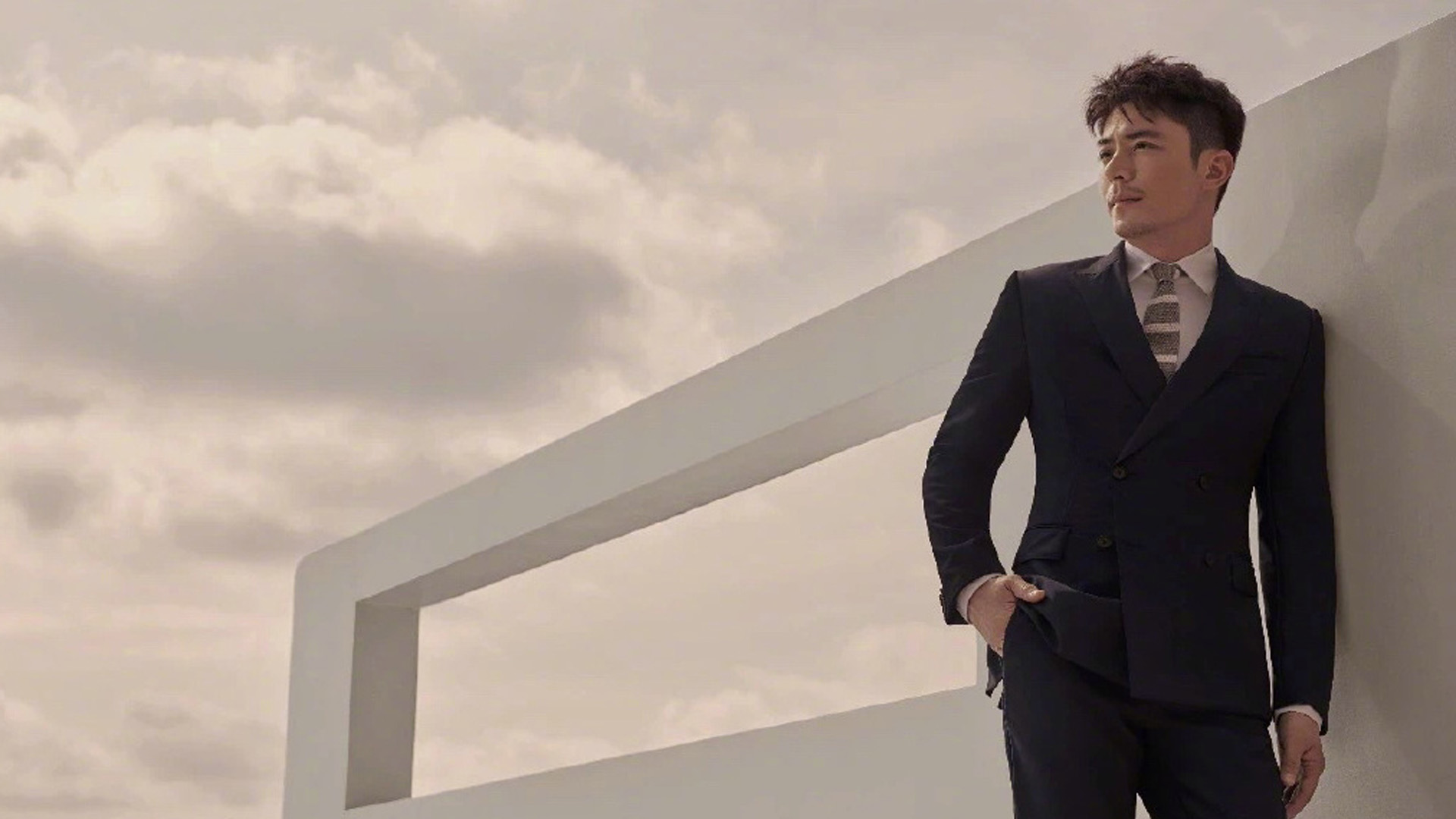 霍建华休闲帅气写真图片桌面壁纸