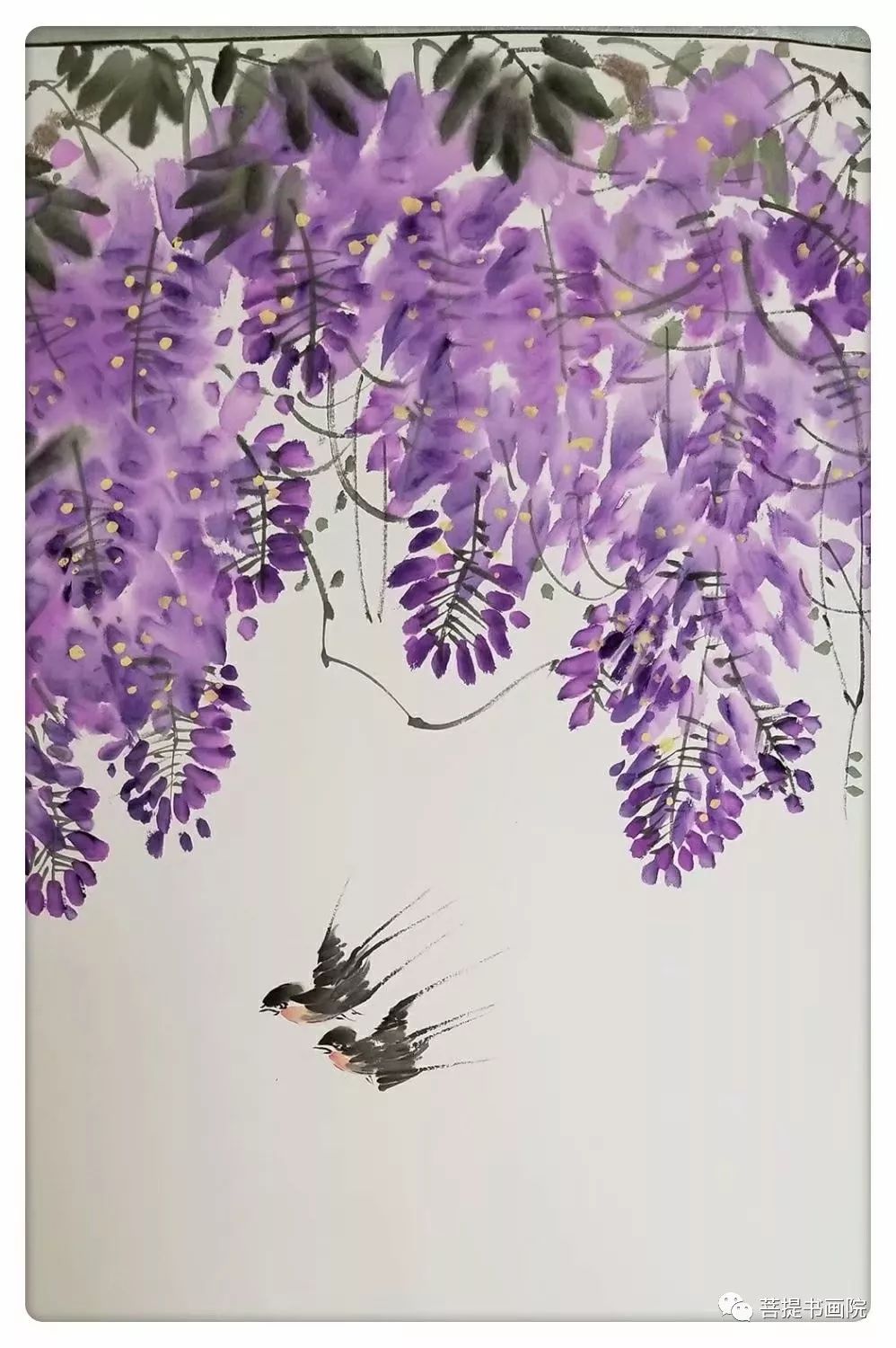 国画紫藤花绘画步骤中,调紫色和钛白为淡紫色,笔尖蘸深紫色,左右两笔