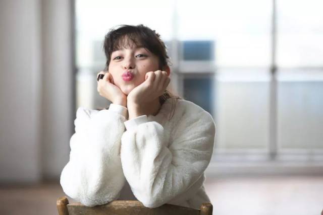 不过她这种可爱呢 又不像是小女生的嗲嗲卖萌 她更像是爽朗小姐姐的