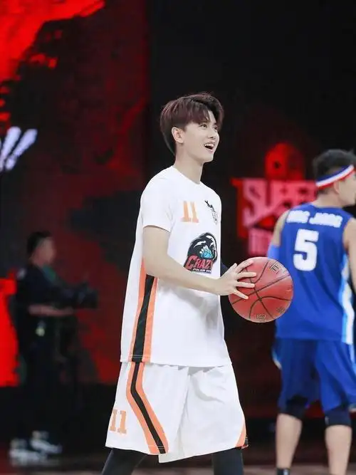 人间理想任嘉伦你是任嘉伦 我是j嘉雯你4月11日生日,我11月11日生日