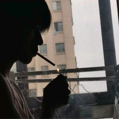 叼着烟的男生头像高清伤感侧脸男生抽着烟的头像图片