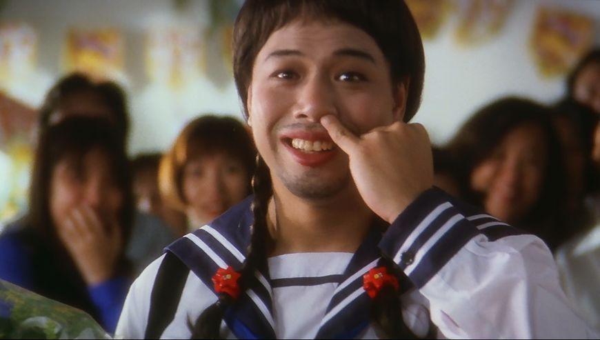 不过他扮演的宾馆老板依然是描眉画眼的女人打扮,烫着卷发, 抹着口红