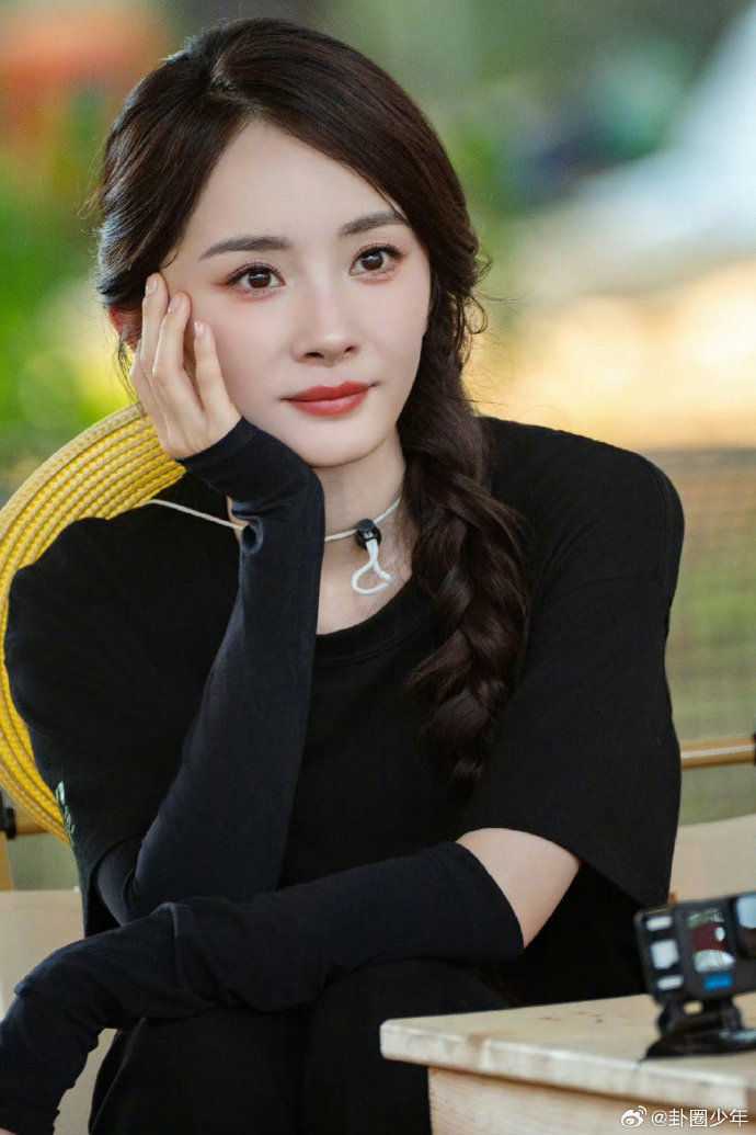 杨幂侧编麻花辫