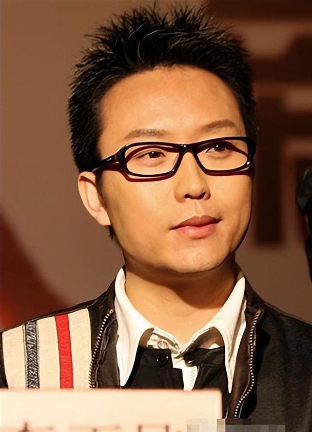 45岁的李玉刚,不恋爱不结婚,步履蹒跚让人搀扶,他在图些什么?