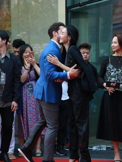 张柏芝活动近照美若天仙与外籍男贴脸让谢霆锋后悔去吧_漂亮_身材