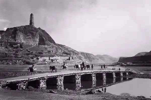 延安老照片"手抓黄土我不放,紧紧儿贴在心窝上.