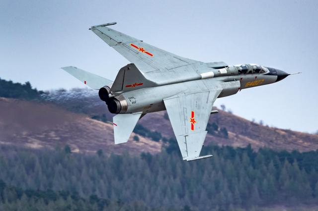 图为歼轰7a战斗轰炸机