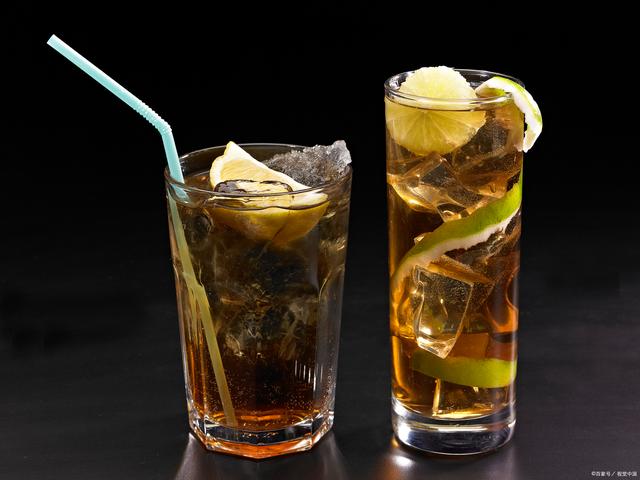 作为一个调酒师,我很高兴为您介绍经典的长岛冰茶(long island iced