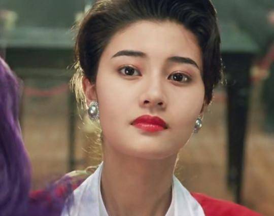 李嘉欣的情史也是相当丰富,在坎坷多舛的情路上多年跋涉后的她,终于在