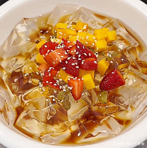 食材准备:白凉粉40克,饮用水1000克,冰糖,葡萄干,红糖水,白芝麻,香菜