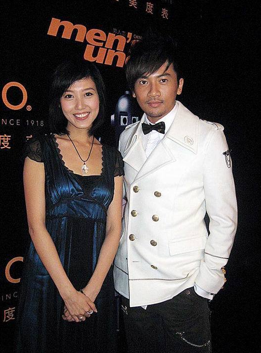 回顾演员高露低调嫁圈外丈夫生一儿一女40岁越活越有少女感