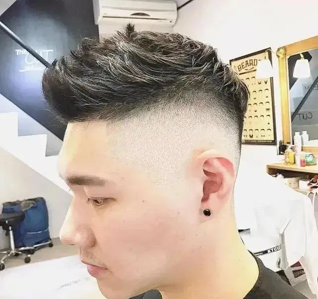 夏季男生流行发型 潮男必剪的男生短发_时尚_层次感_修剪