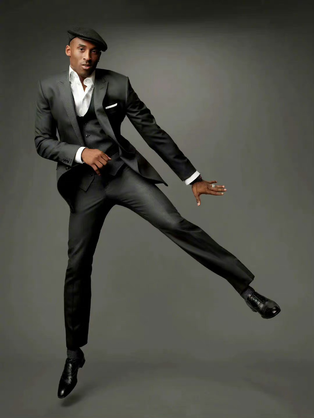 脱下球衣穿上西装的科比也是一个西装暴徒,难怪网友会说他是最帅的