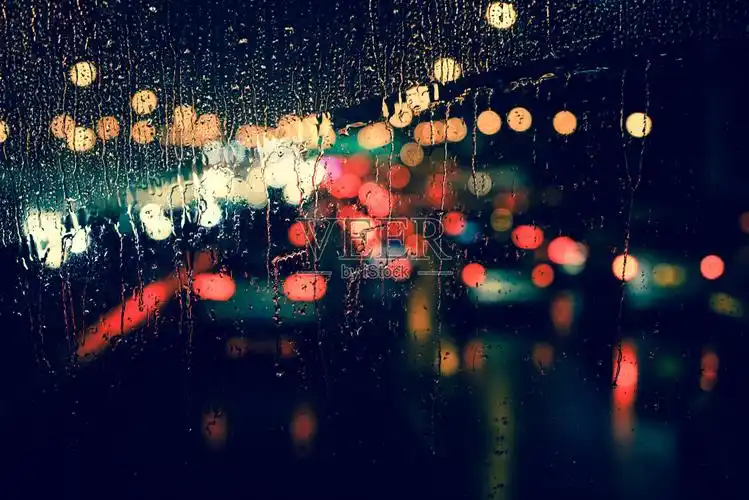 雨点落在窗上路灯散光照片摄影图片