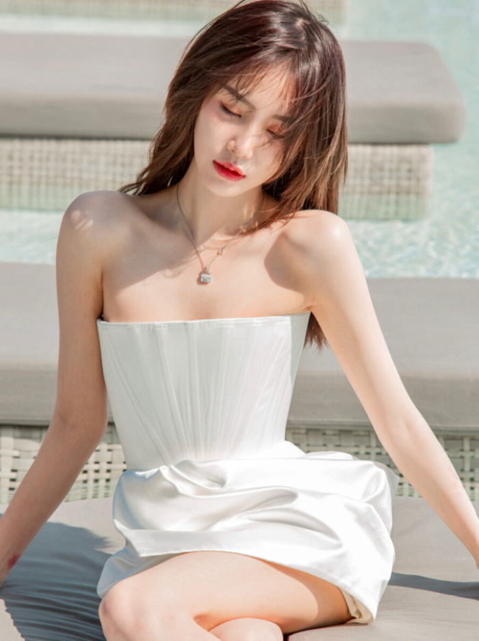 7,回眸拍人像写真,很多摄影都喜欢回眸这个姿势,因为让模特摆拍这个