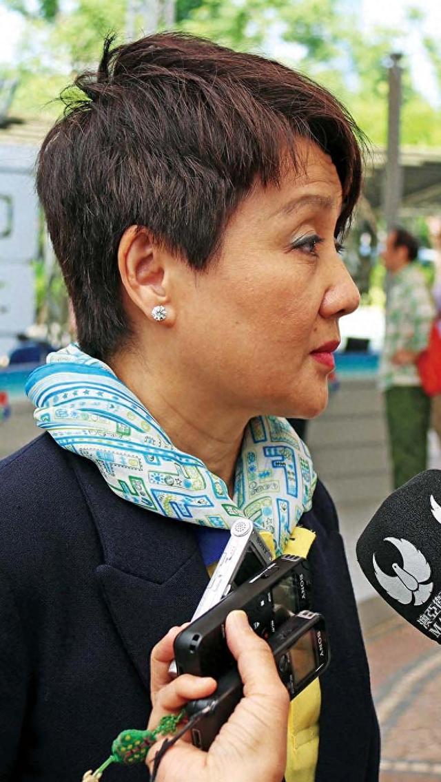 赌王四姨太梁安琪现身深圳!过守寡生活懒得化妆,穿衣打扮接地气