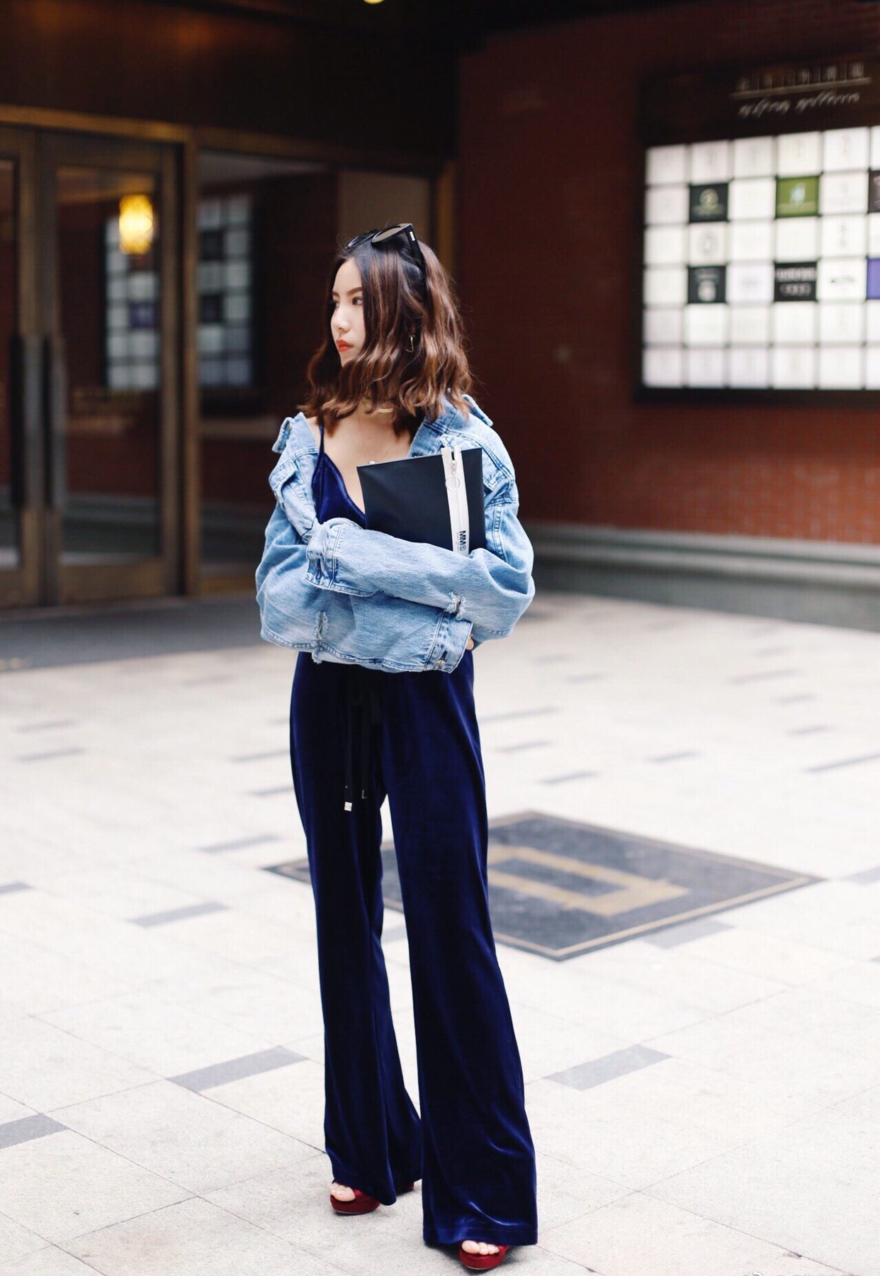 一件深蓝色的丝绒连体裤搭配浅蓝色的牛仔外套,混搭这两件单品有种