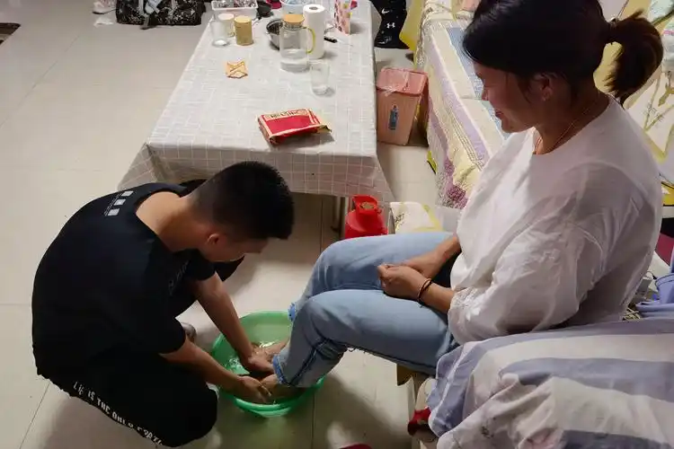 感恩父母,不忘孝道||追光高级中学国庆假期开展为父母洗脚活动 - 德育