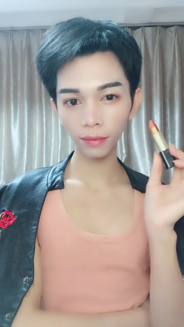 男生花样涂口红