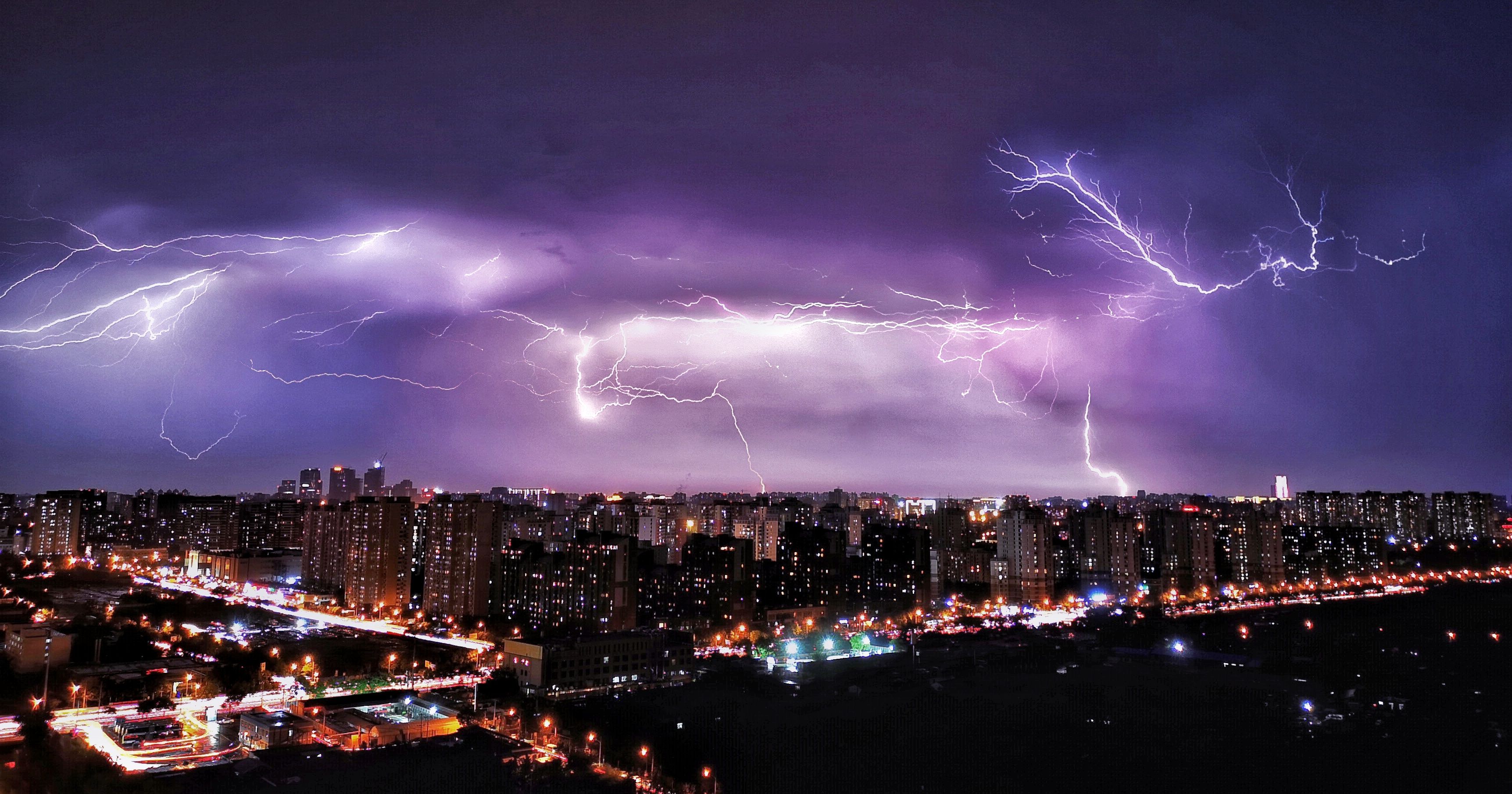 城市上空的闪电盛宴