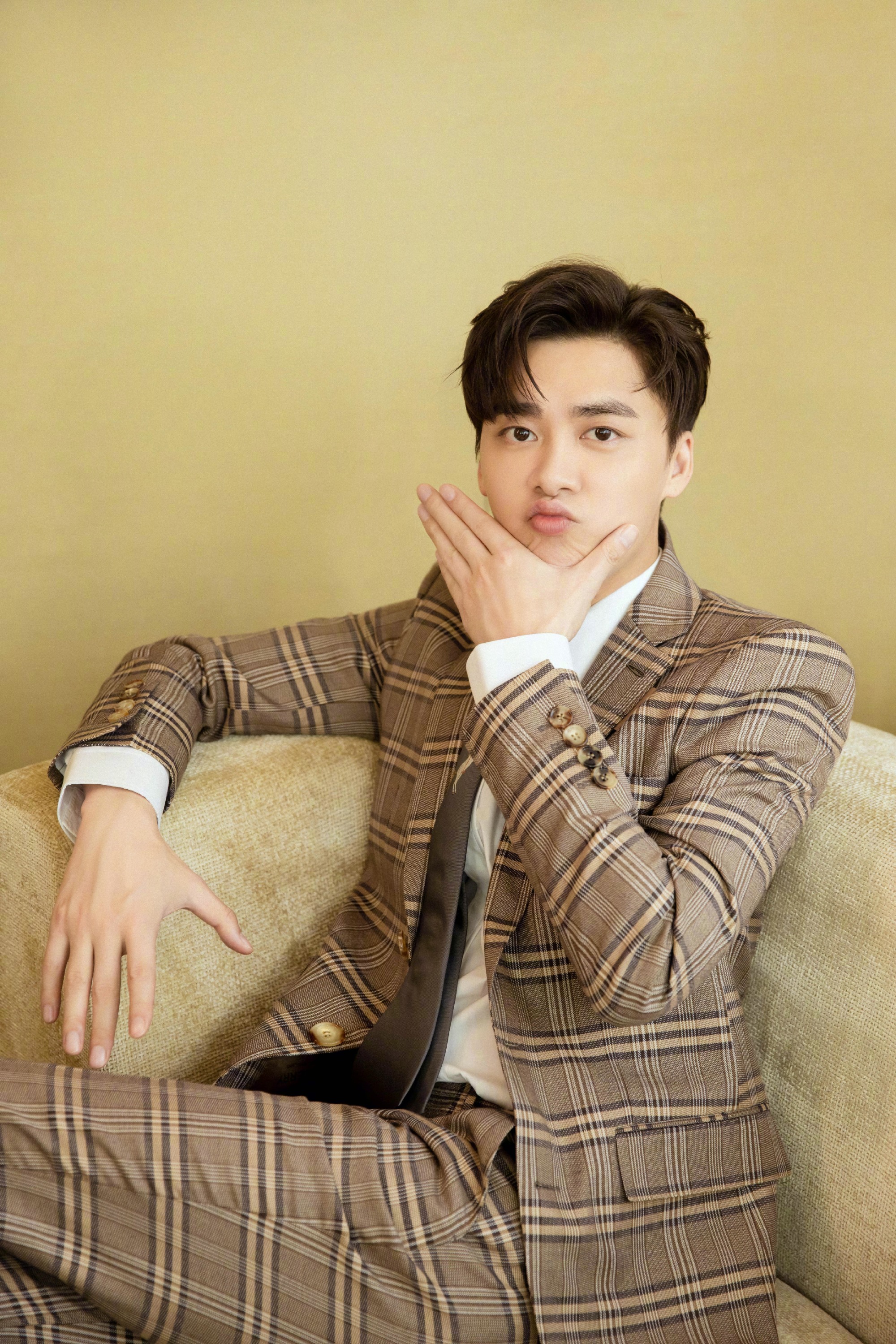 李易峰亮相捞金,卖萌表情太可爱,初代顶流终凭演技登