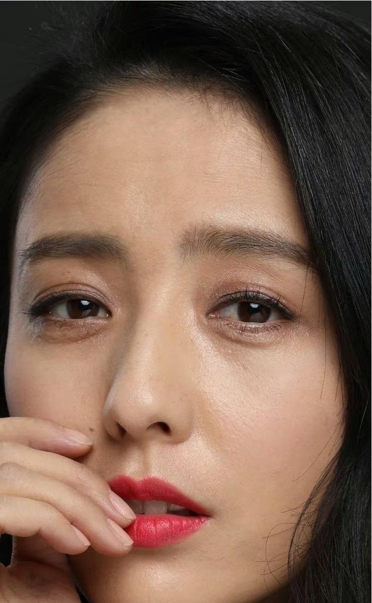 佟丽娅皮肤紧致,五官精致小巧,洋娃娃般的脸庞,笑眯眯的,一双仿佛会