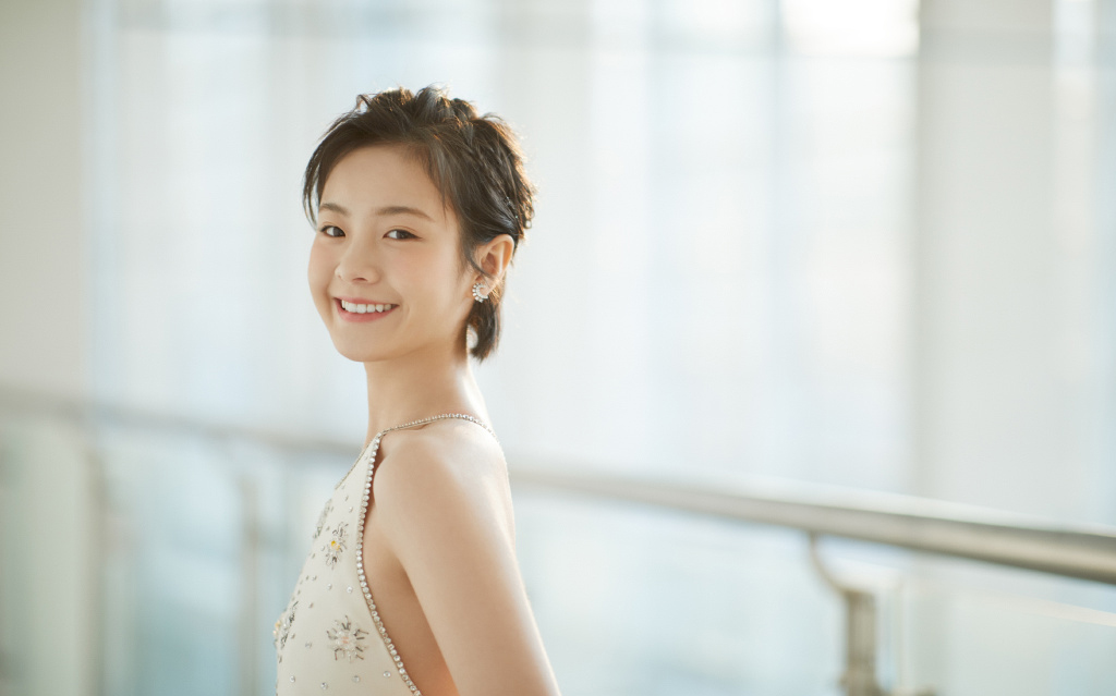 李庚希露背礼服性感写真