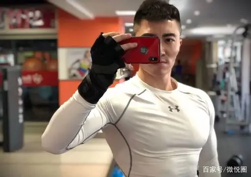 酷爱运动的肌肉型男拥有漂亮的人鱼线,男友臂也很壮实!