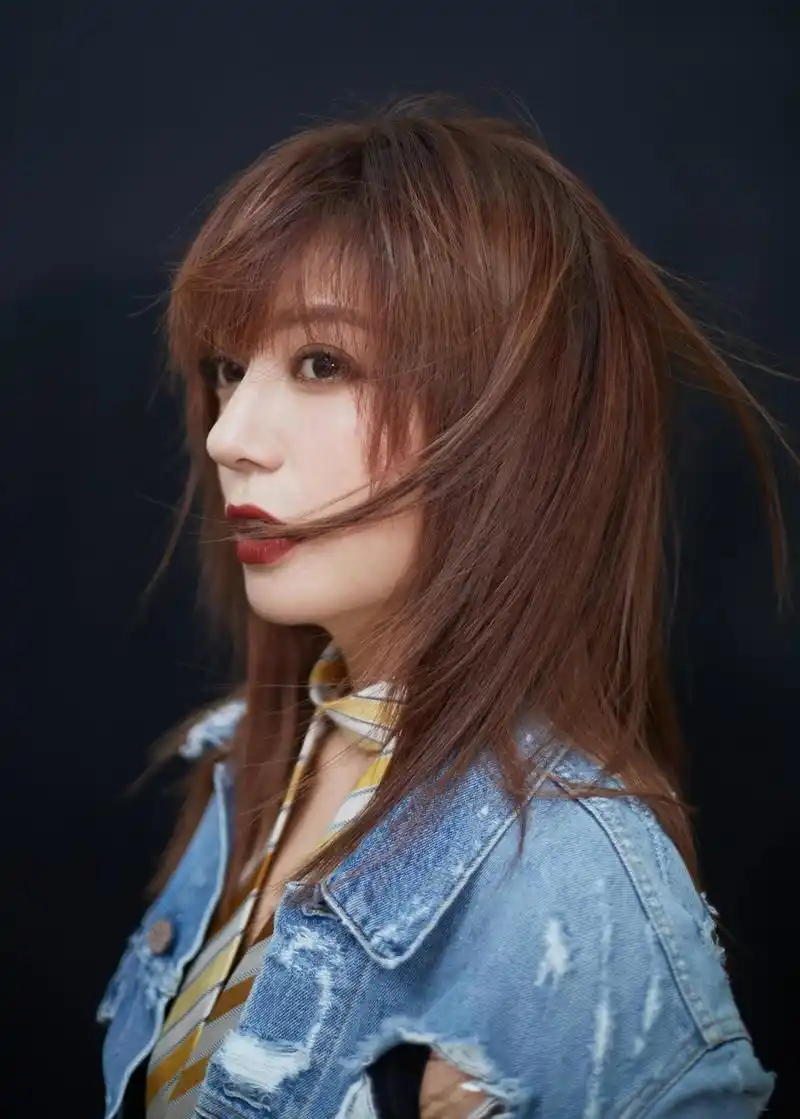 赵薇《演员请就位》最新写真,身穿破洞牛仔外套率性利落