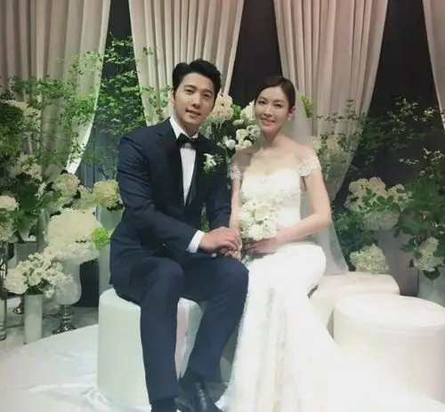 金素妍:金素妍结婚照公开 甜蜜握手双目含情(图文)