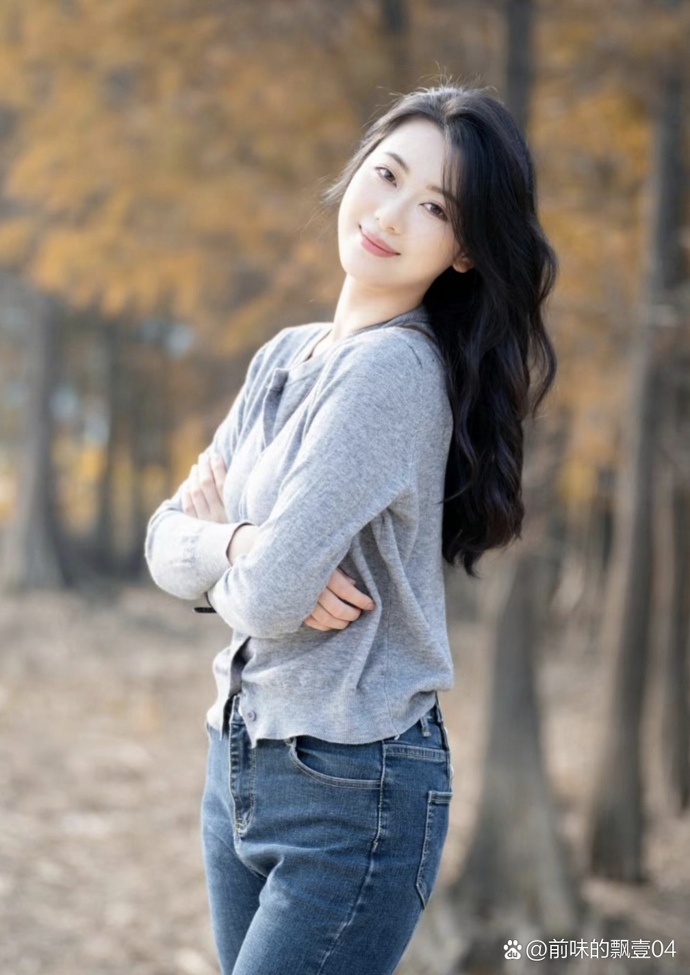 秋日森林里的温柔女郎,浅笑倩兮,美目盼兮.