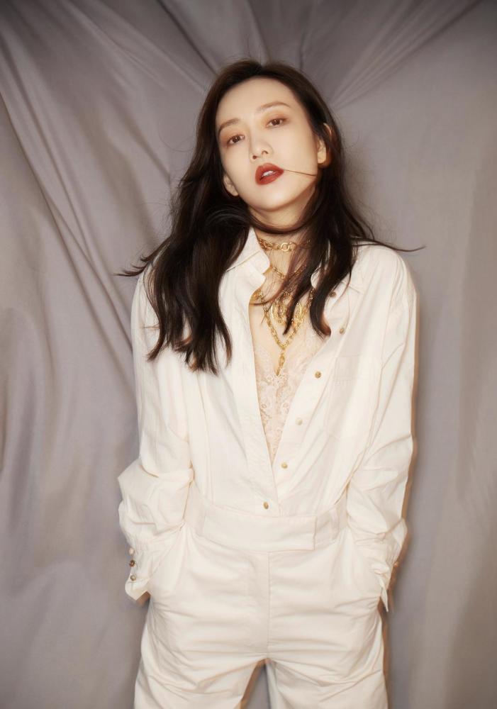 工装风搭配女明星们偶尔还会尝试一些帅气的穿搭风格,比如工装裤也是