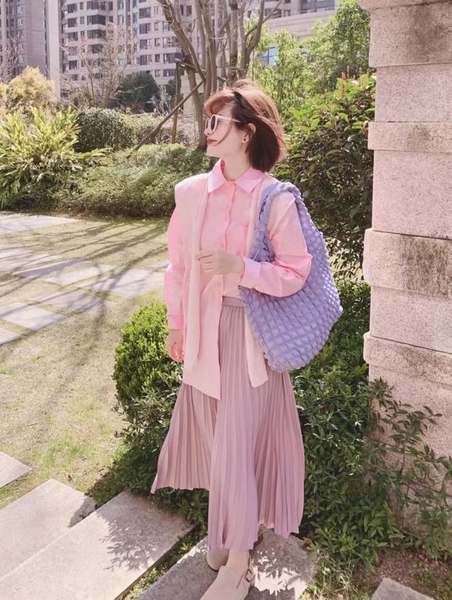 粉色衣服配什么颜色包包?这样搭配让你的穿搭更高级