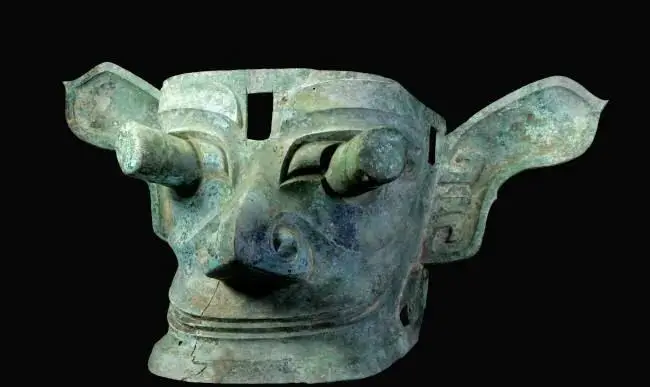 因此,青铜面具的造型也极有可能是出于对君王的崇拜,即所谓的"国人从