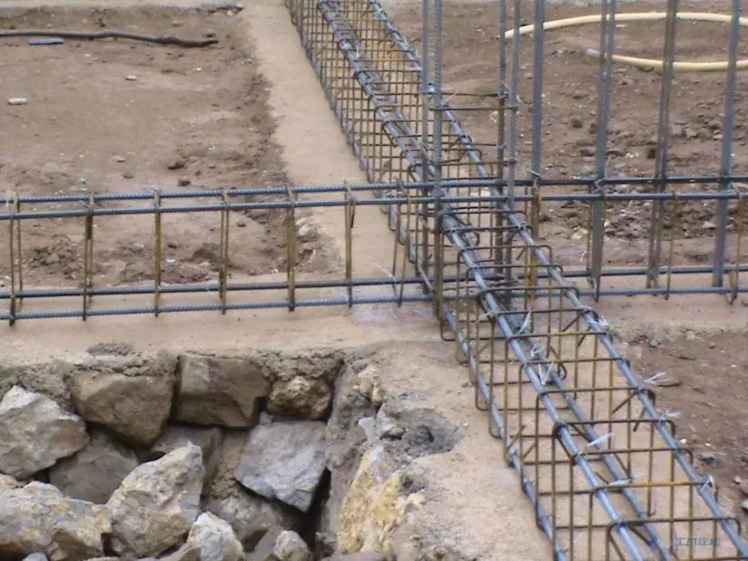 在建房时地基应该选择什么材料?自建房如何做_农村自建房乡村别墅设计