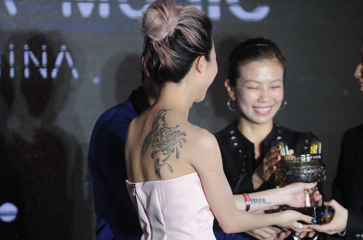 吴艳妮 中国女子跨栏一姐,却因手臂纹身惹争议.