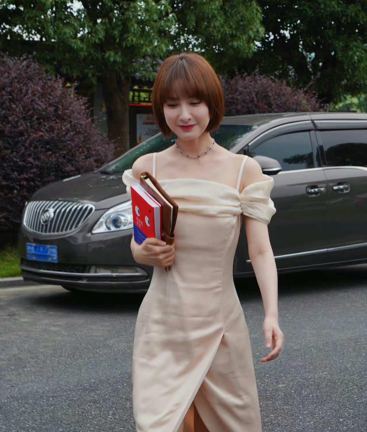 吴昕新综艺路透,短发太有那个学生范啦,手里抱着书好像回到学生时代