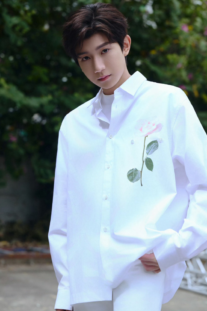 王源白色系穿搭##王源白衬衫回眸
