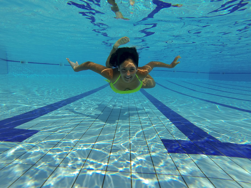 美的比基尼水下微笑的肖像