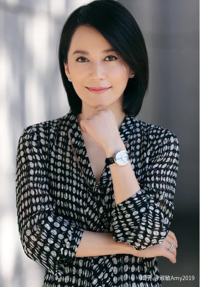 俞飞鸿短发造型真优雅穿波点连衣裙配黑色手表女神气质挡不住