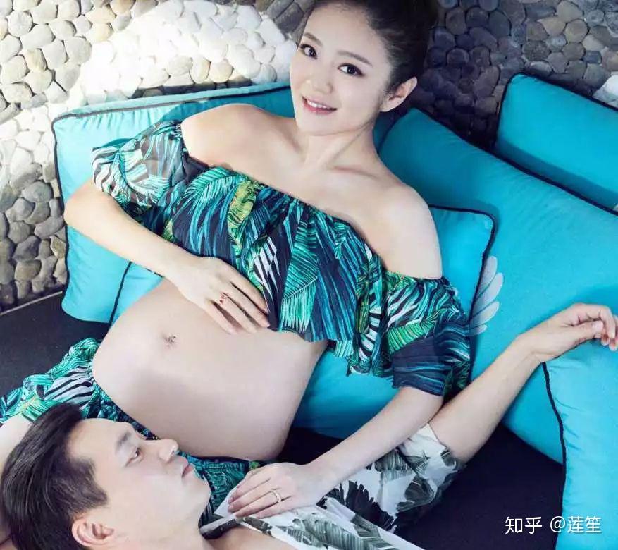 安以轩晒7个月孕肚四肢纤瘦老公给肚子抹油一点妊娠纹都没有