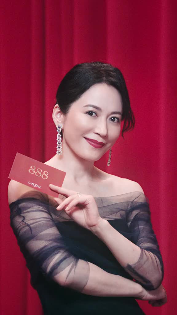 觥筹交错的晚宴,俞飞鸿 唇间一抹兰蔻888,优雅开场.