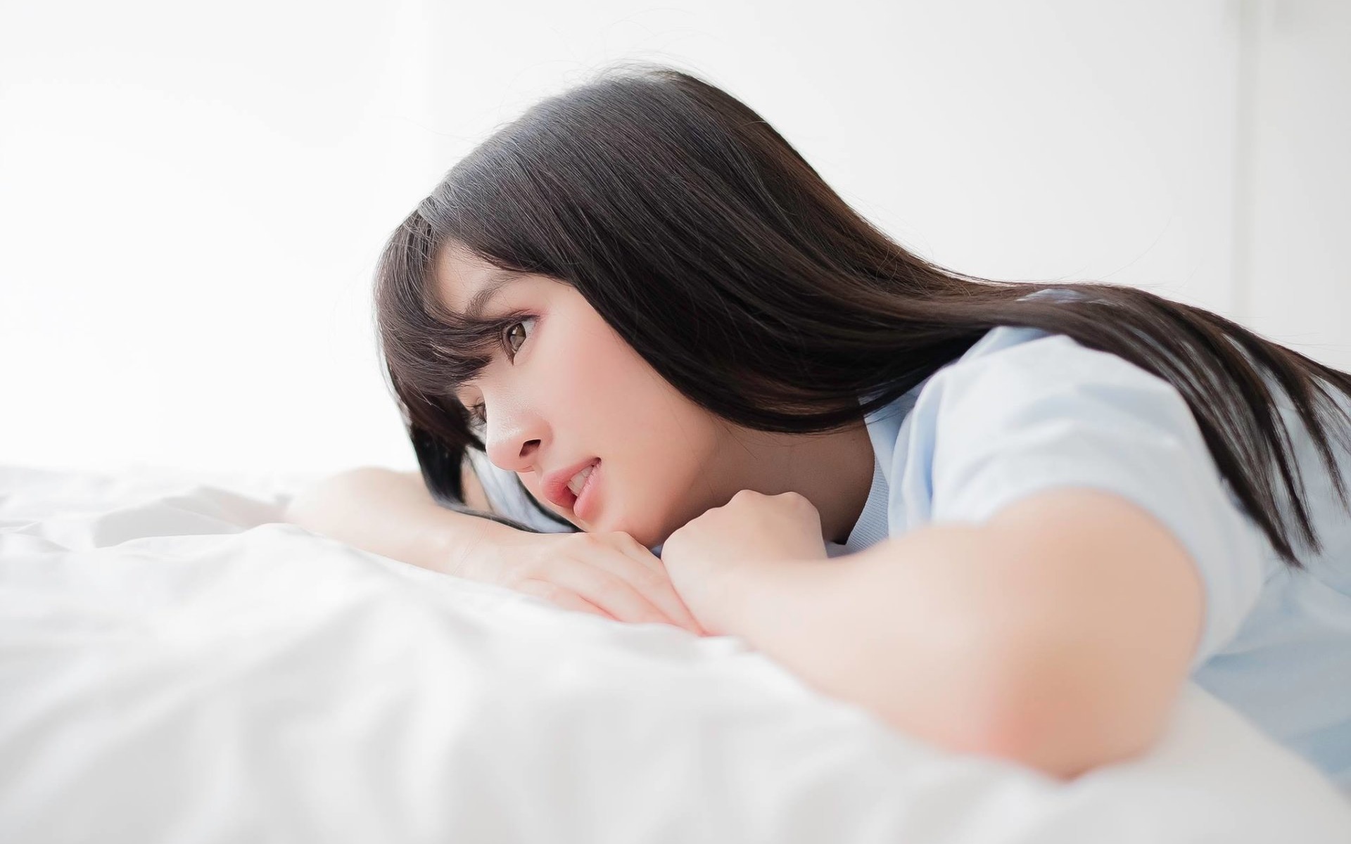 小清新气质美女居家写真图片桌面壁纸