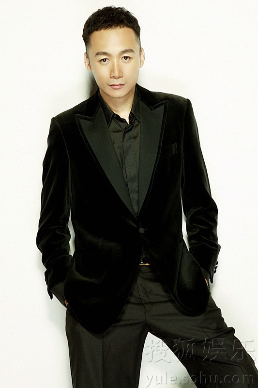 高虎霸气写真出炉 黑色修身西装诠释型男魅力