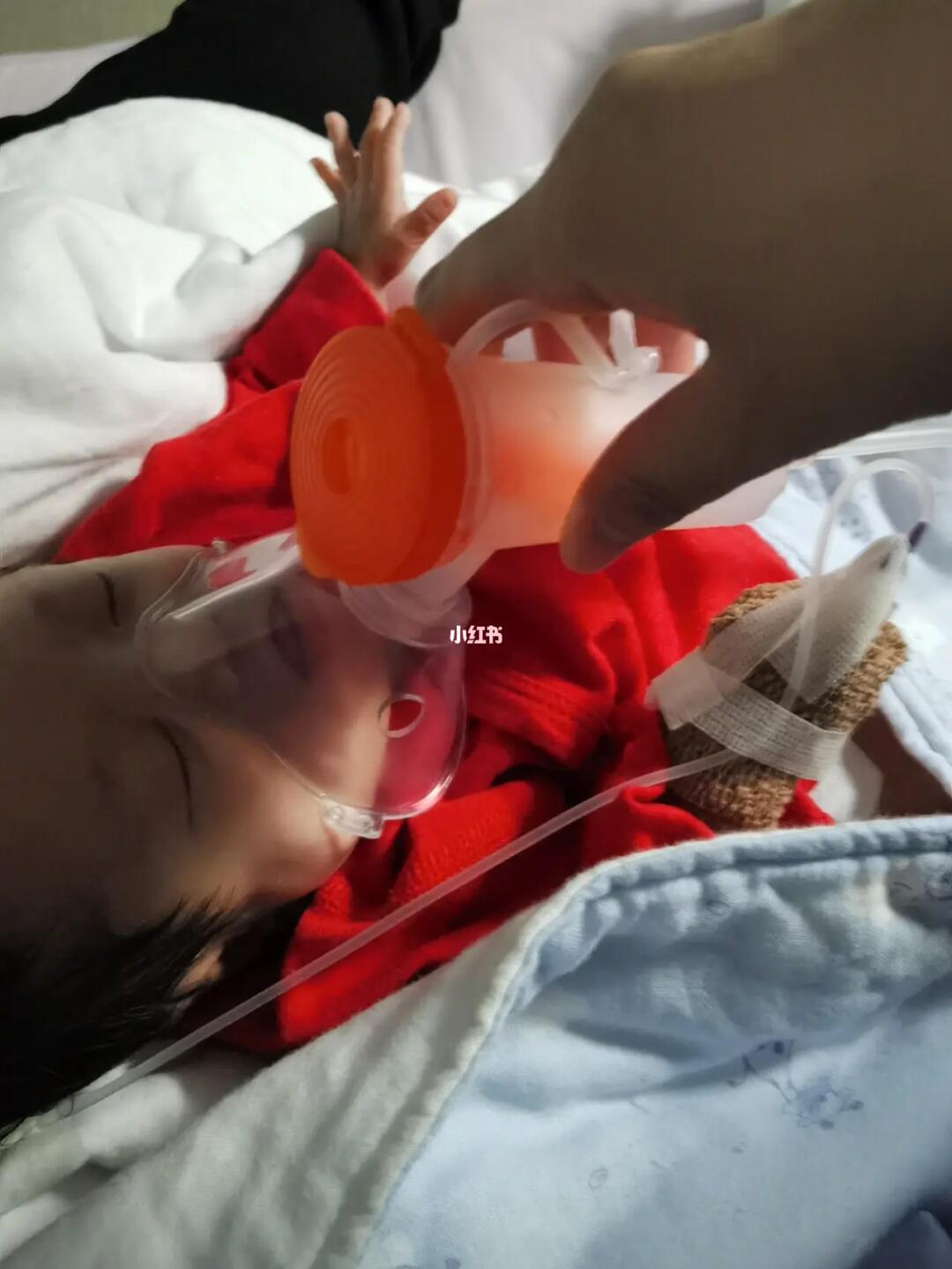 晚上看大宝宝突然吐泡泡,喂奶吐了口奶赶紧送医院没想到真的是肺炎了