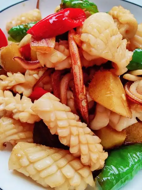 做法:1:鱿鱼撕掉黑膜,内脏清空洗净打花刀备用,配菜清洗干净,糖5克,盐