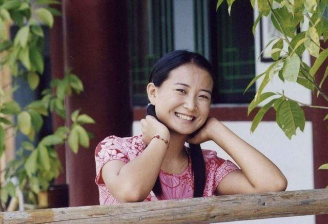 都说贾玲瘦下来一定是个大美女?看到她年轻时的照片我信了